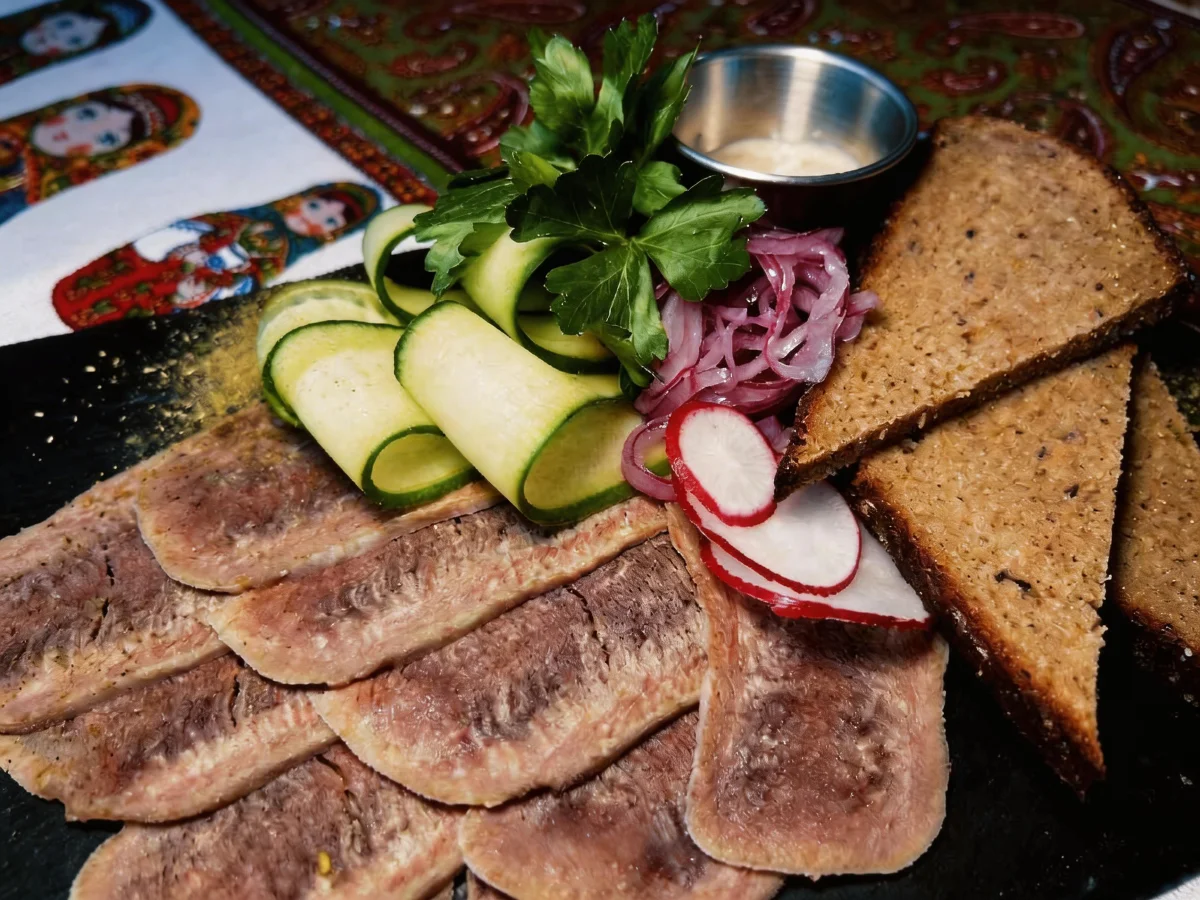 Говяжий язык с хреном и ржаным хлебом