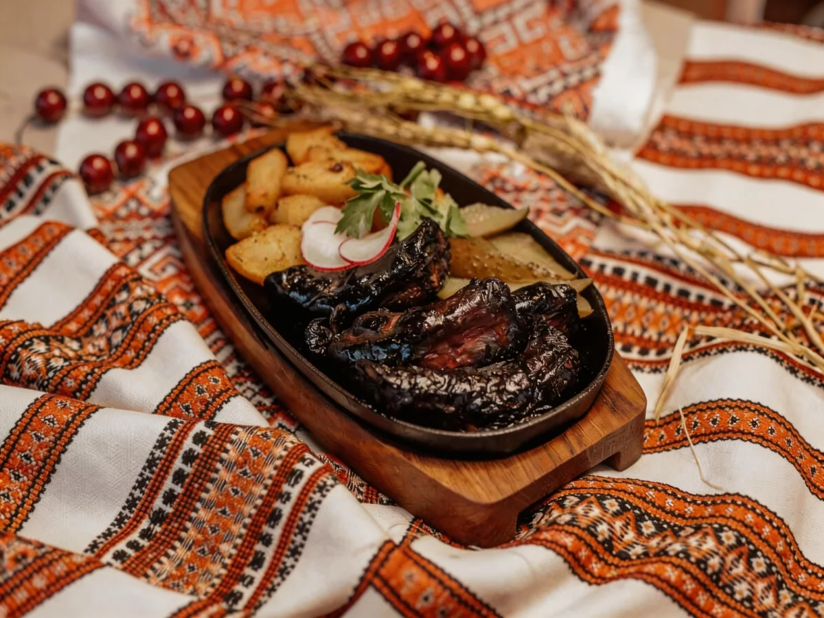 Колбаса кровяная с картофелем и соленым огурцом