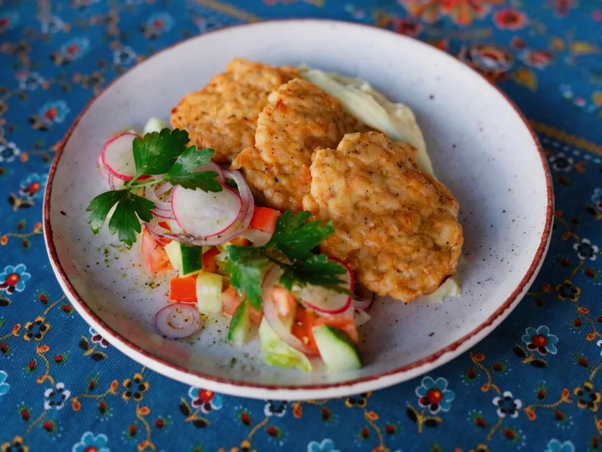Котлеты куриные с пюре и овощным салатом
