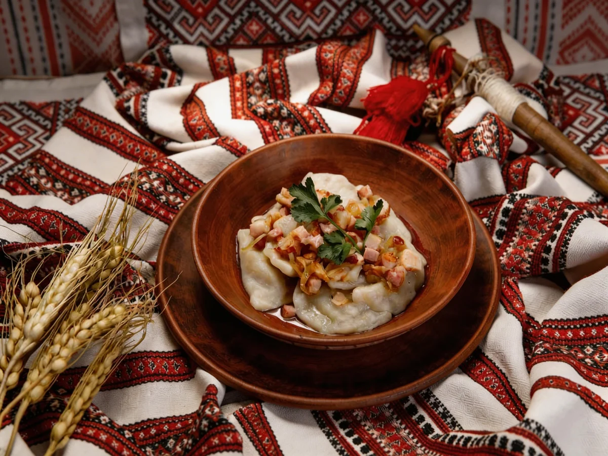 Вареники с картофелем, шпиком, жареным луком, копченой грудинкой и укропом