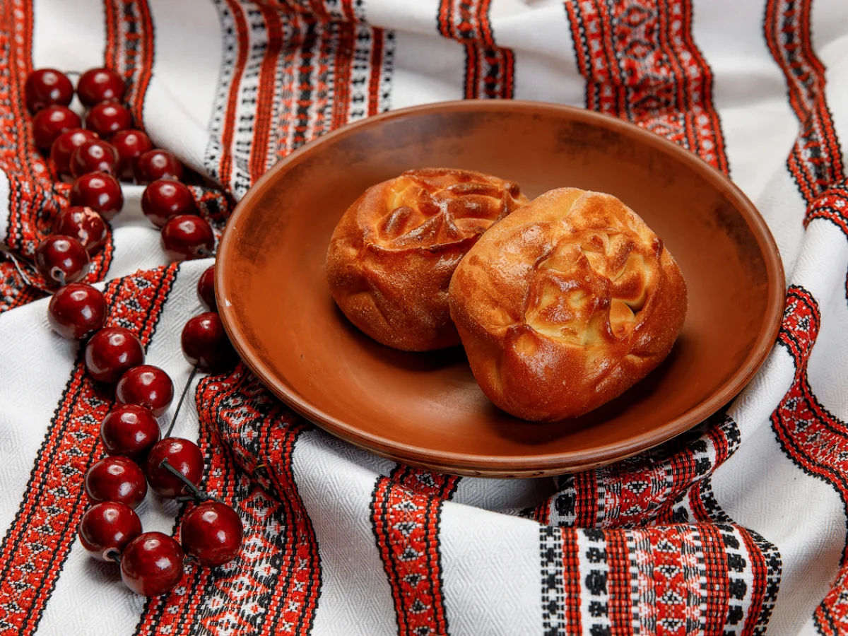 Пирожки с грудинкой, грибами и луком