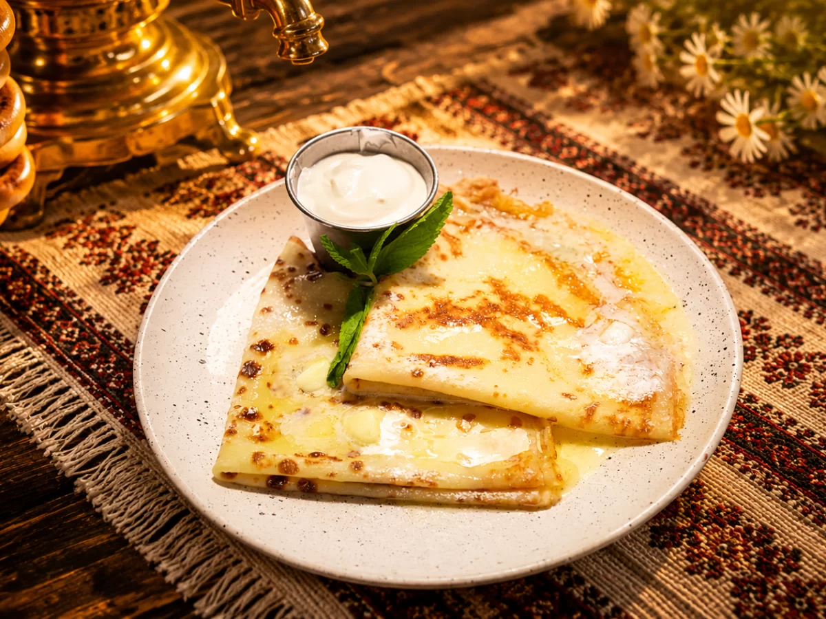 Блинчики со сливочным маслом и сметаной